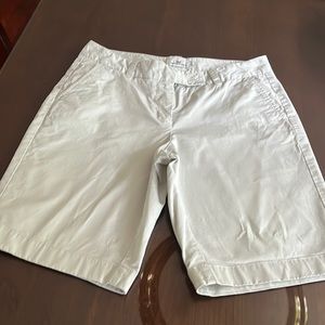 Vineyard Vines womens light kahki shorts size 6 , 9 inch inseam